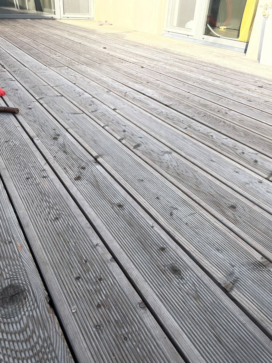 Zošedivená terasa so strieborno-sivou patinou